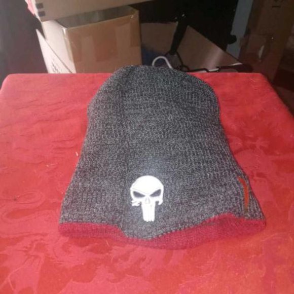 Daredevil and Punisher Reversible Beanie Knit Cap Loot Crate Marvel Exclusive - Picture 2 of 2